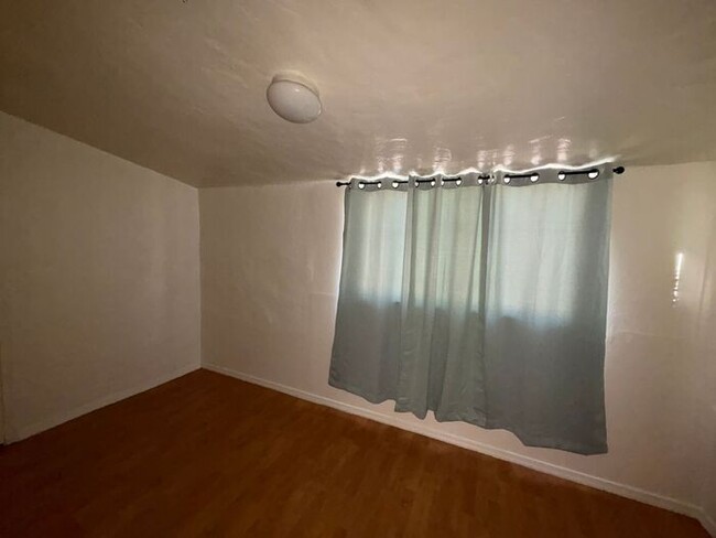 Building Photo - 8 Minutes from Downtown Phoenix!