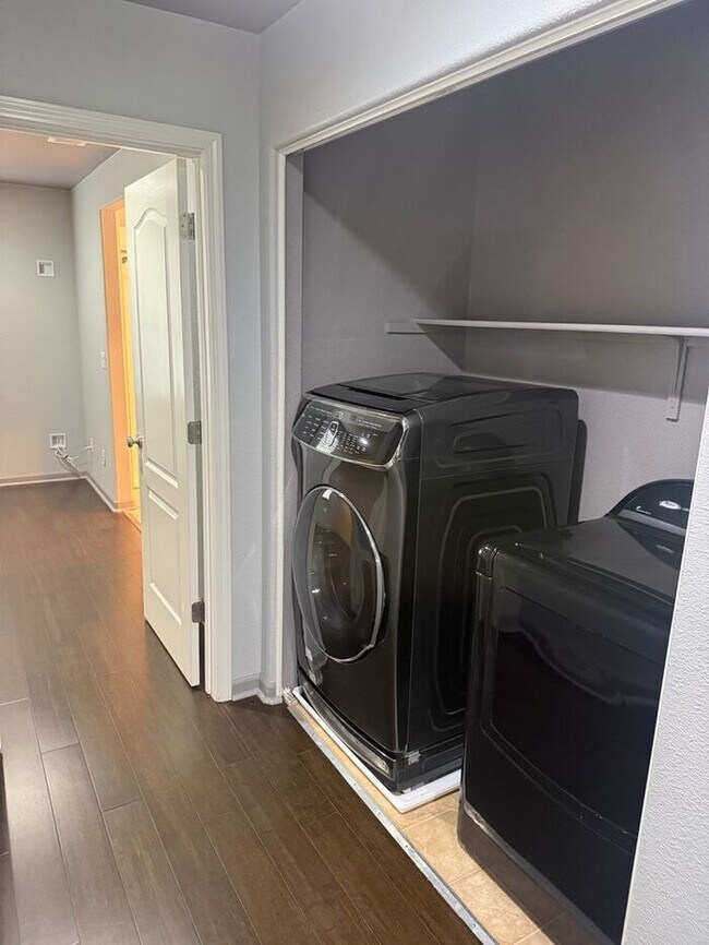 Building Photo - Beautiful 3 Bedrooms 2.5 Bath