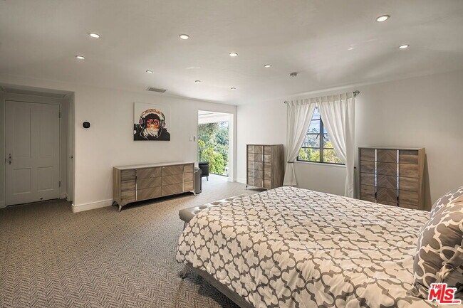 Building Photo - 1323 Club View Dr