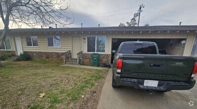 Building Photo - 2 Bedroom 1 Bath Apartment for Rent in Cor...