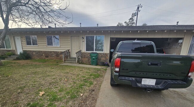 Primary Photo - 2 Bedroom 1 Bath Apartment for Rent in Cor...