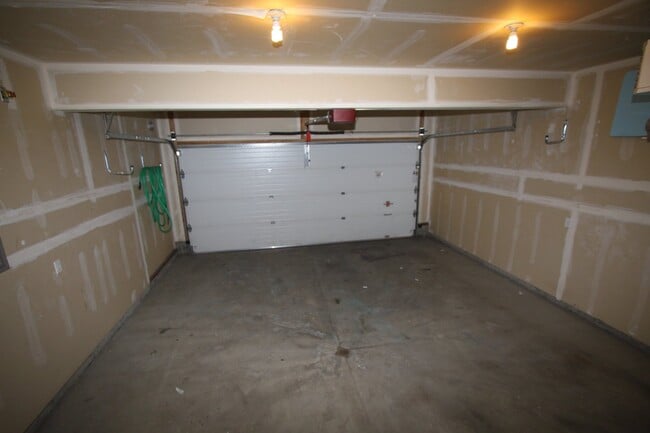 Building Photo - 4 Bedroom Eagle River Condo!