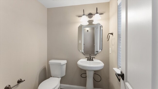 Building Photo - 922 W 20th St