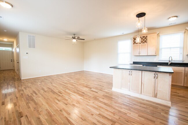 Building Photo - 966 Pink St