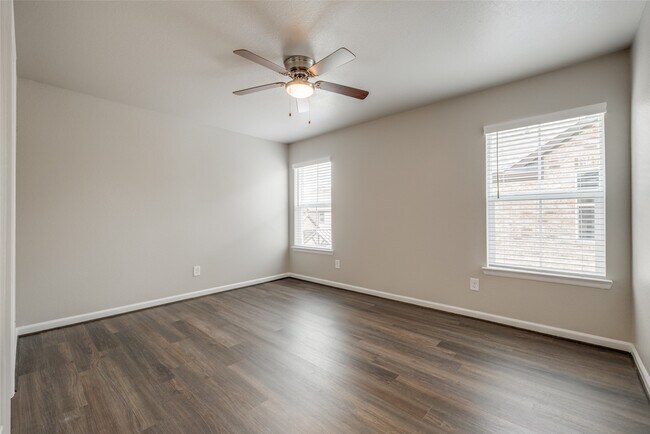 Building Photo - 221 Pk Pl Cir