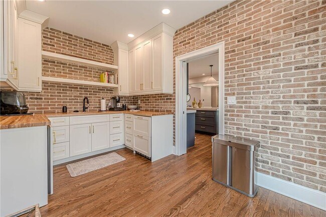 Building Photo - 4562 Columns Dr SE