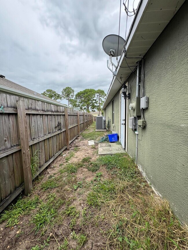 Building Photo - 1214 SW Emerald Ave