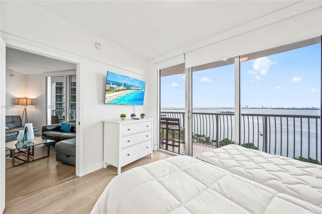 Building Photo - 1750 N Bayshore Dr