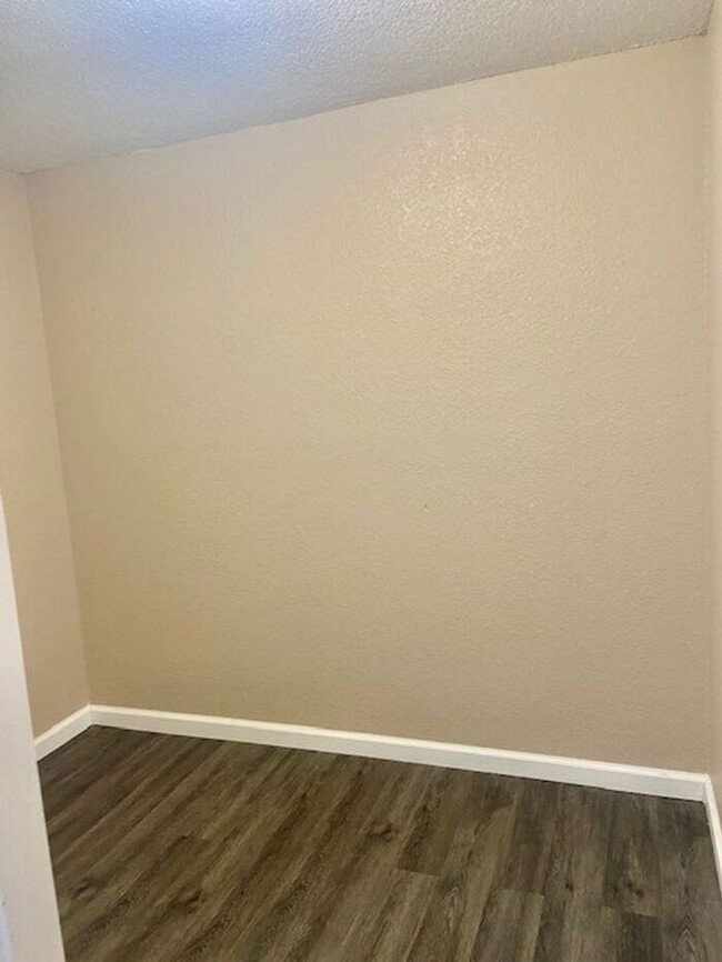 Building Photo - Beautifully Remodeled 2 Bedroom 1 Bath Apa...