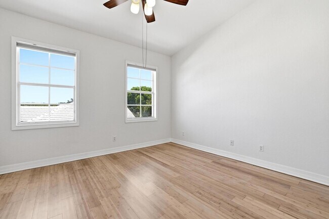 Building Photo - 127 E Thatch Palm Cir