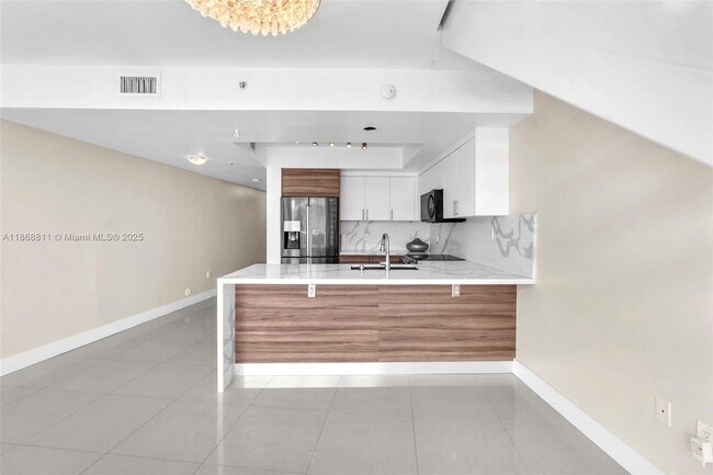 Building Photo - 2000 Bay Dr