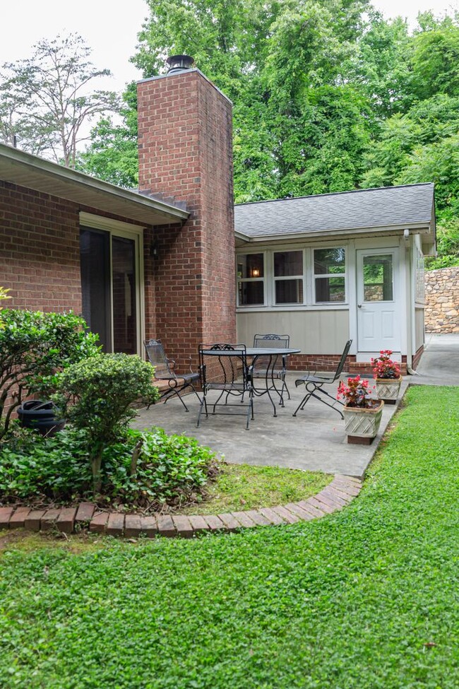 Building Photo - New Listing!