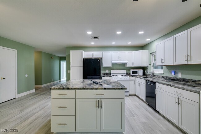 Building Photo - 605 Mosswood Dr