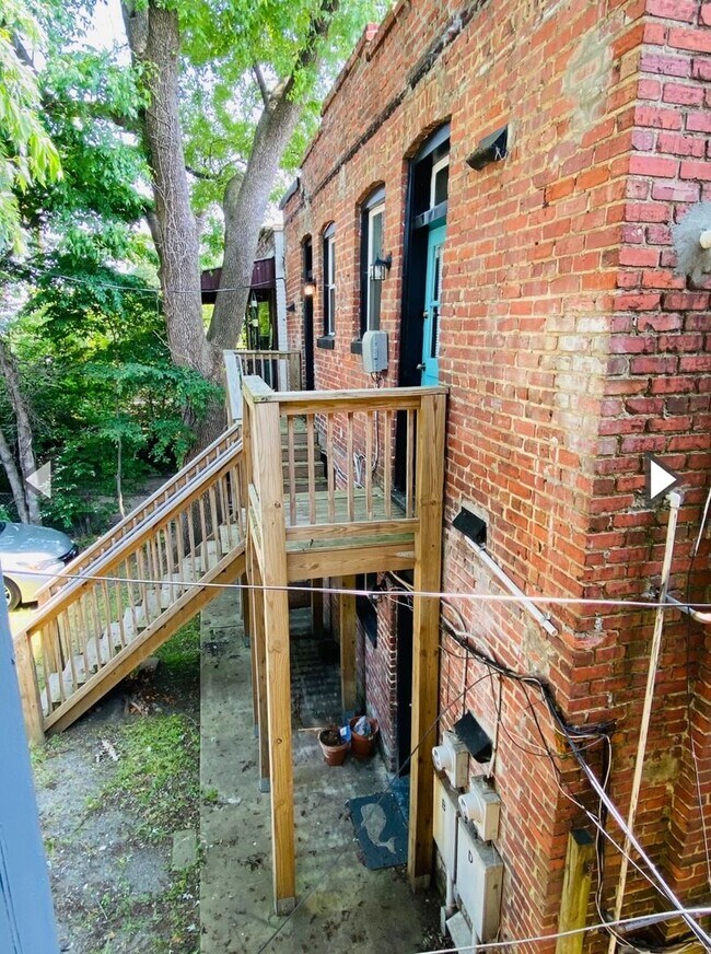 Building Photo - 6 N Dooley Ave