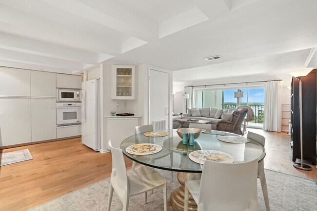 Building Photo - 3951 Gulf Shore Blvd N