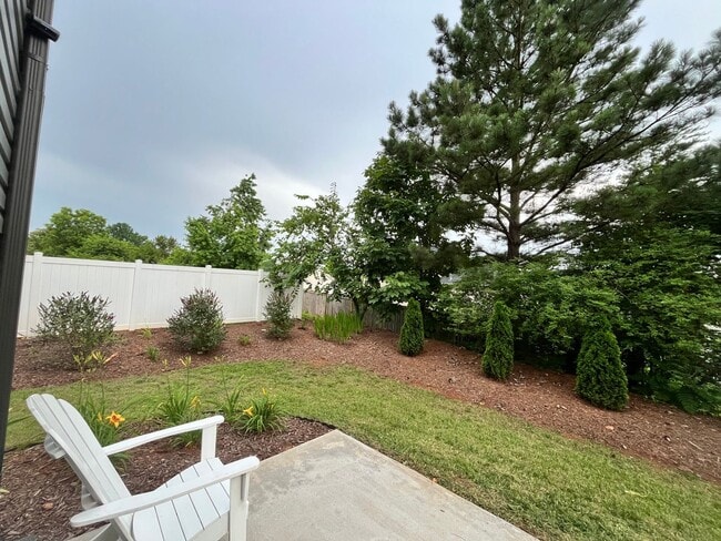Building Photo - Private Home with Updated Interior!