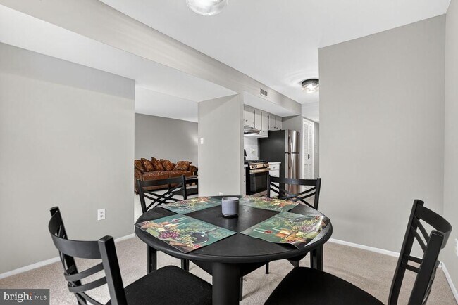 Building Photo - 2063 Royal Fern Ct