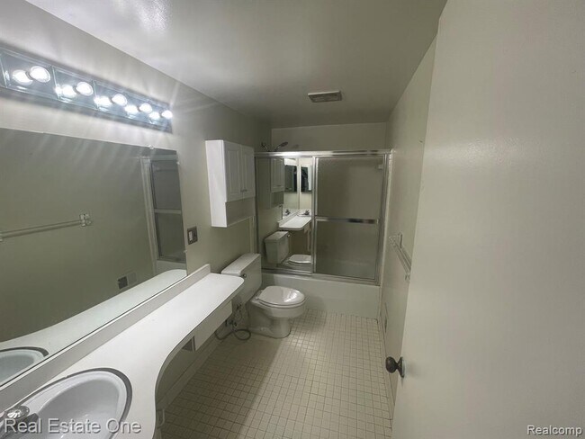 Building Photo - 30975 Pointe of Woods Dr