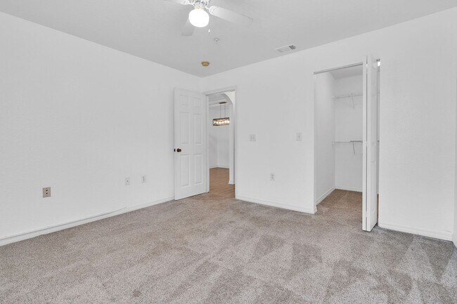 Building Photo - Stunning Designer Condo Remodeled to Perfe...