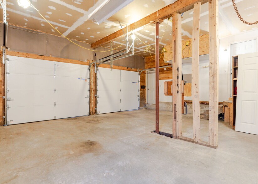 Building Photo - 8 Western Ave