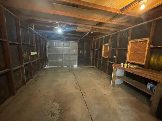 Building Photo - Nice 2 Bedroom / 1 Bathroom Unit - Great L...