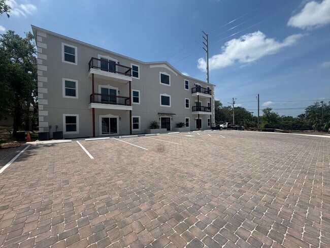 Building Photo - Luxury 2 Bed 2 Bath, Downtown Eustis Full ...