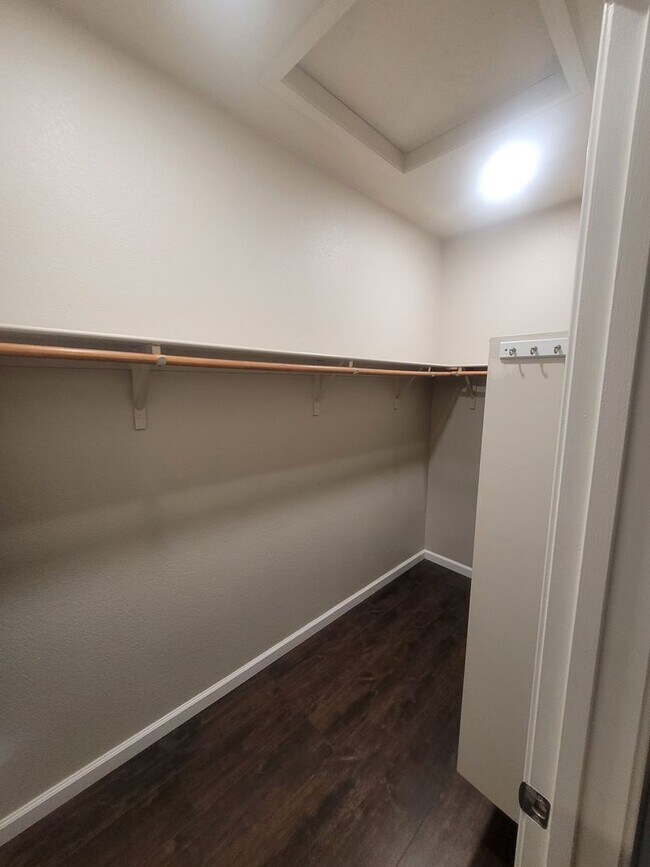 Building Photo - BEAUTIFUL - UPGRADED - LAMINATE FLOORING -...