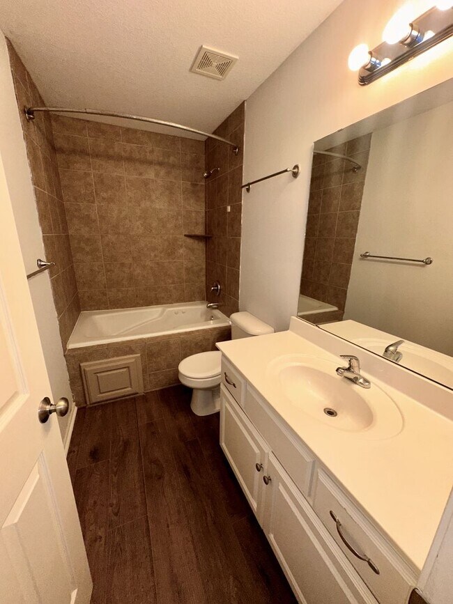 Building Photo - 3 Bed | 2.5 Bath | 2 Car Split Level Home in Belton