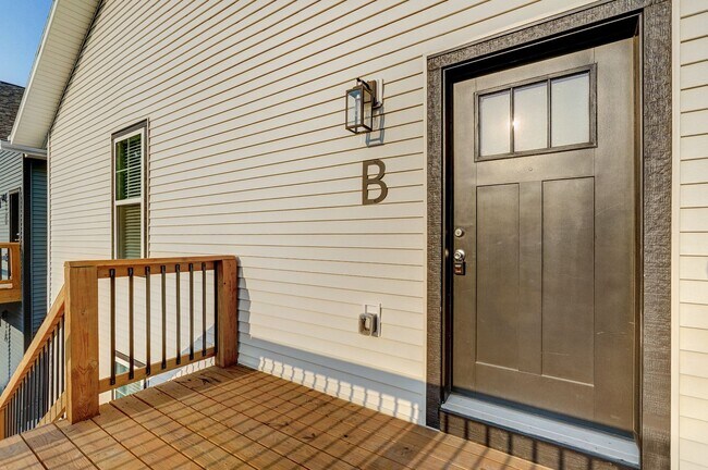 Building Photo - 304 S Hampton Ave