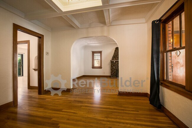 Building Photo - 1404 Marquette Pl NE
