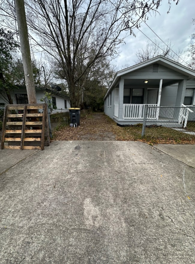 Building Photo - Renovated** Move in Ready** 3/2 Single Family home : Available Now!