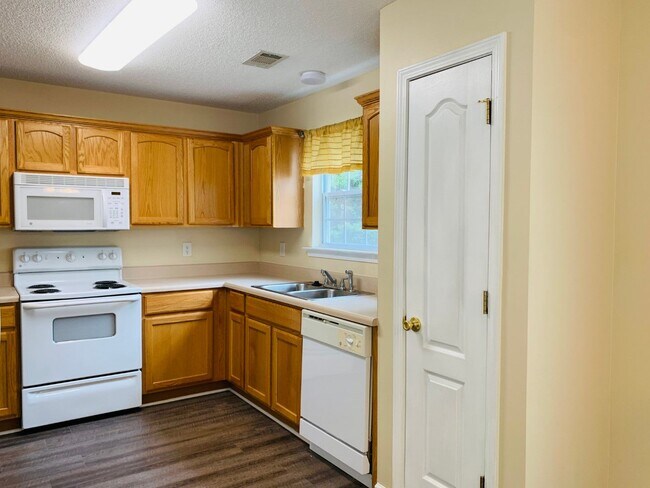 Building Photo - Wow! Newly renovated, new flooring, 1 car ...