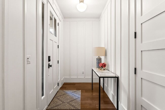 Building Photo - Experience Elegance and Comfort: Spacious ...