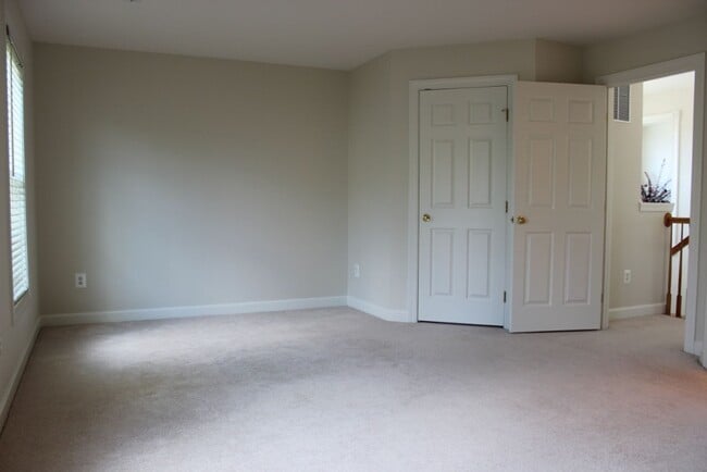Building Photo - Lovely 3 Bedroom 2.5 Bath Townhome with De...
