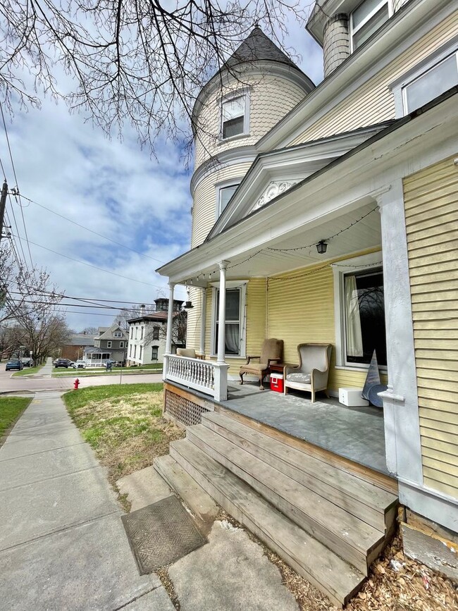 Building Photo - 222 S Union St