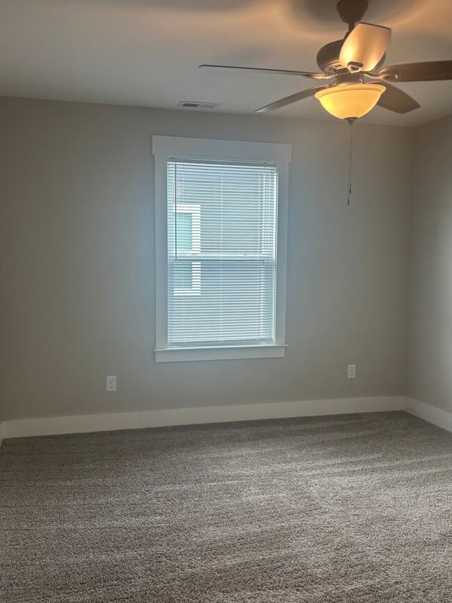 Building Photo - Beautiful New Build 4 Bed, 3.5 Bath, 2 Car...