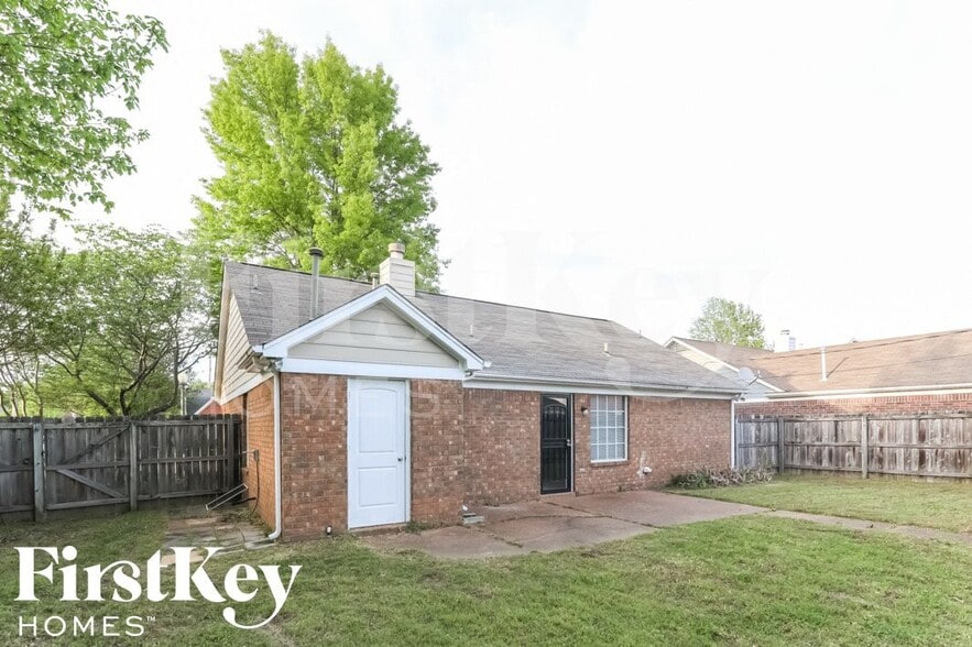 Building Photo - 8491 Highland Glen Cir N