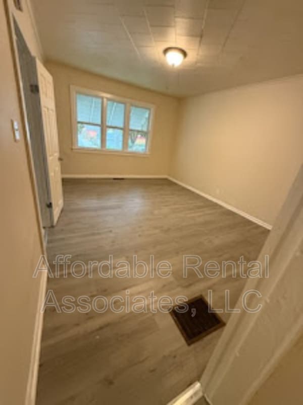 Primary Photo - 616 W Rogers St