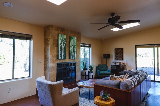 Building Photo - Contemporary Desert Beauty with Pool