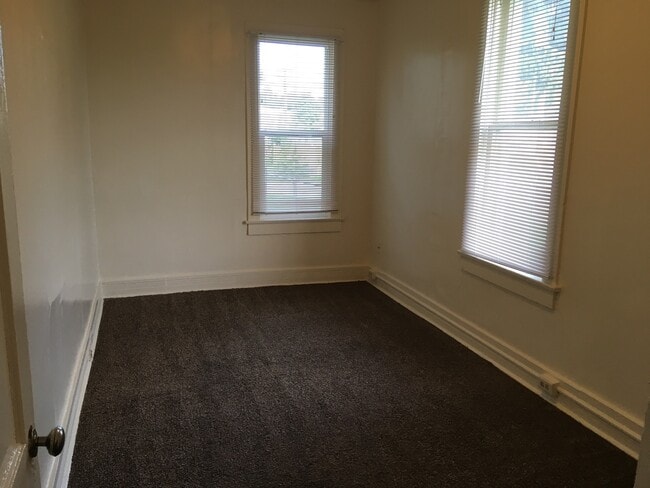 Building Photo - 2 BR Apt Near Downtown