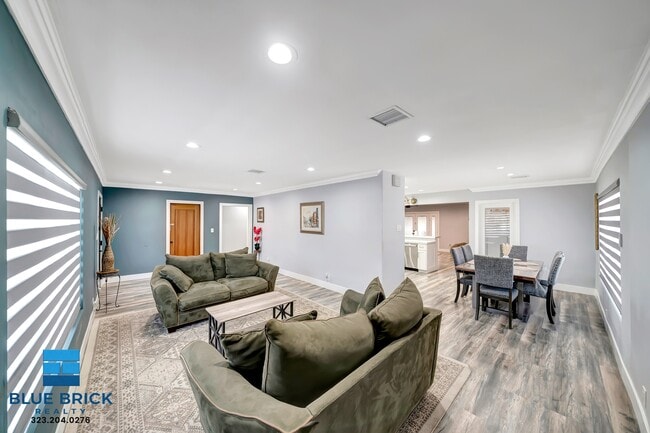 Building Photo - 5839 Vanalden Ave