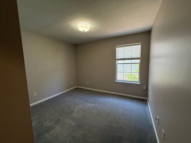 Building Photo - NE Tallahassee Home in Top School District
