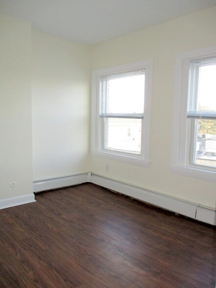 Building Photo - 2 Central St