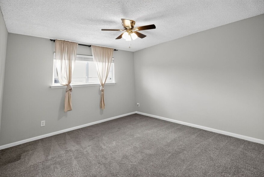 Building Photo - 2250 Shadowdale Dr