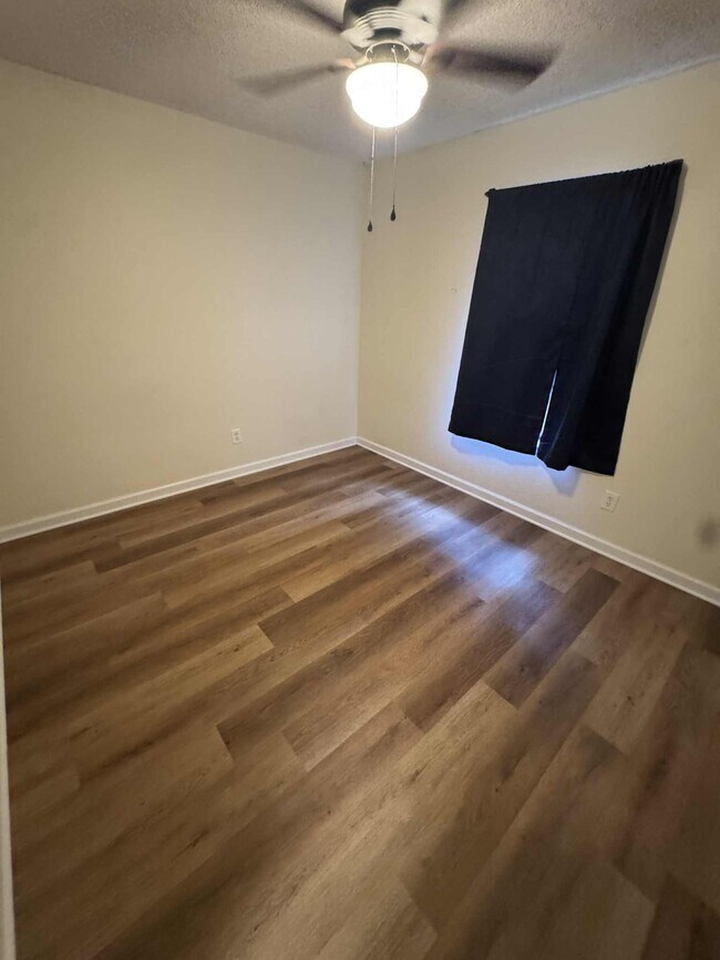 Building Photo - 123 Raintree Blvd