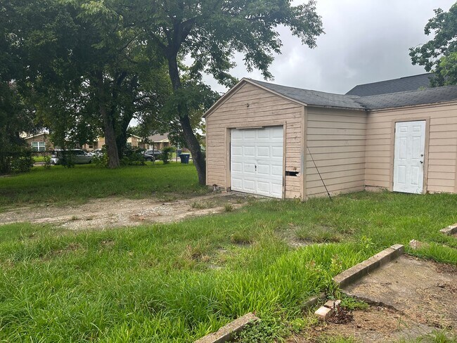 Building Photo - 312 10th St N