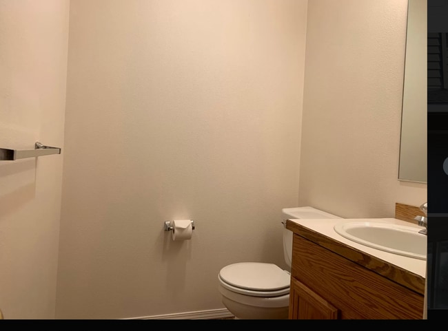 Building Photo - Cozy 2 Bed, 1.5 Bath Town Home!