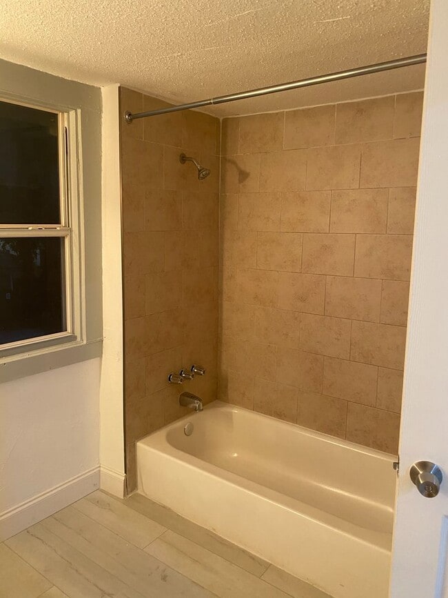 Building Photo - CHARMING 2 BEDROOM 1 BATH APARTMENT HOME - $500 OFF FIRST MONTH RENT!