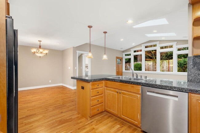 Building Photo - 1305 5th St