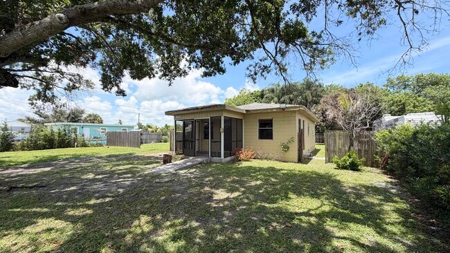 Building Photo - 310 Dickson Dr